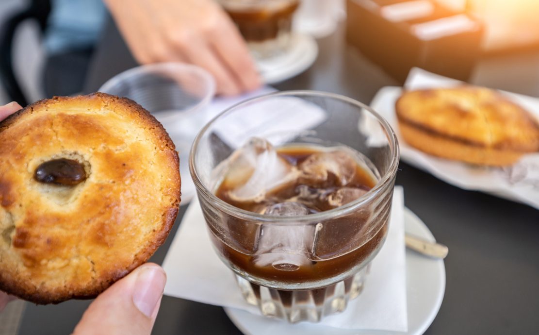 Caffè in ghiaccio con latte di mandorla